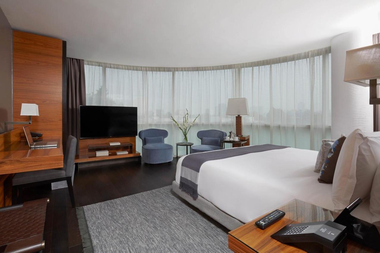 Corner Panoramic Premium, Guest room, 1 King, Corner room