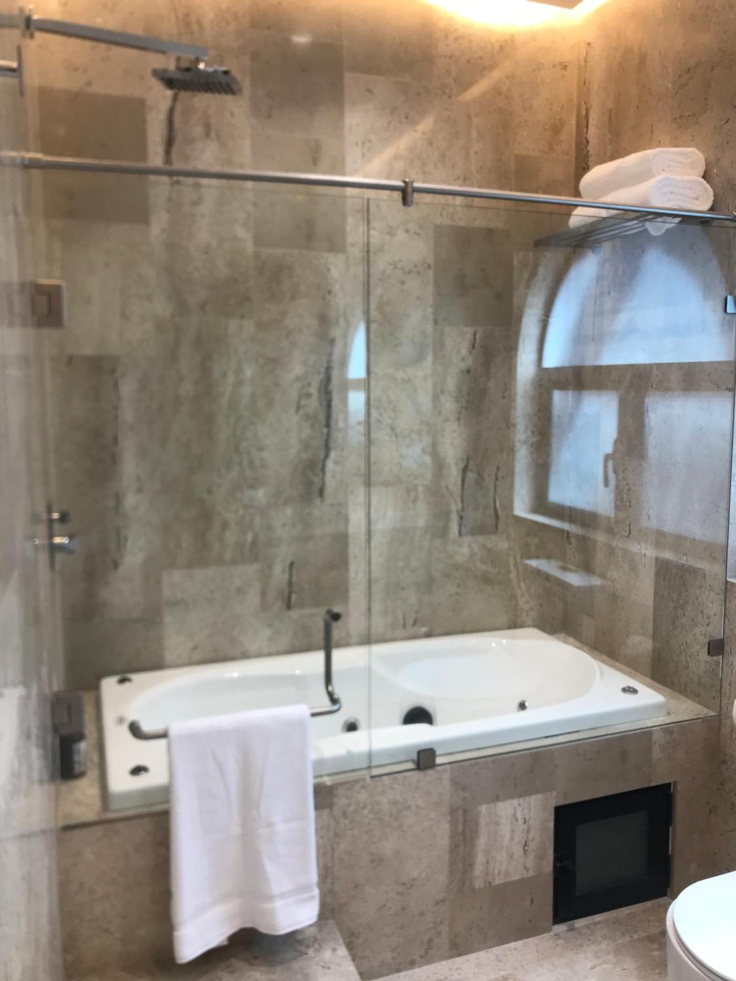 King Room with Spa Bath