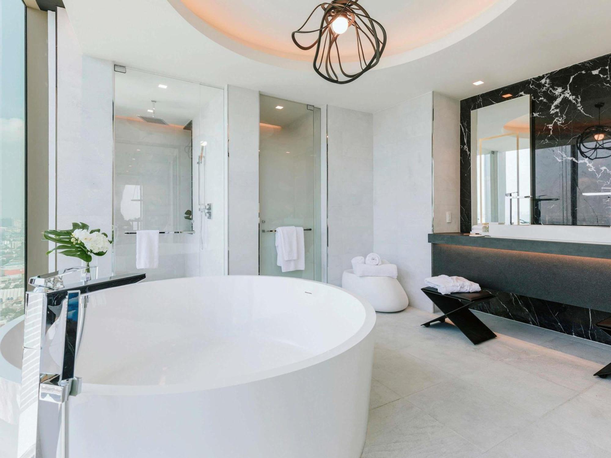 Opera Suite One King Bed View Club Access